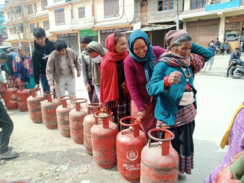 देशभर खाना पकाउने  ग्यासकाे अभाव भएसँगै जुम्लामा पनि समस्या  देखिदै 